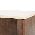 Encimera de travertino beige sobre armazón de madera de mango oscura.