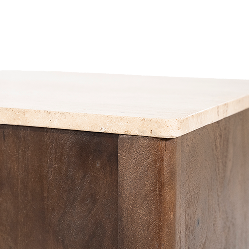 Encimera de travertino beige sobre armazón de madera de mango oscura.