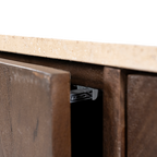 Vista del interior: soporte y estructura bajo la encimera de travertino.