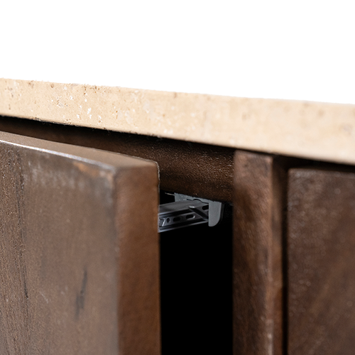 Vista del interior: soporte y estructura bajo la encimera de travertino.