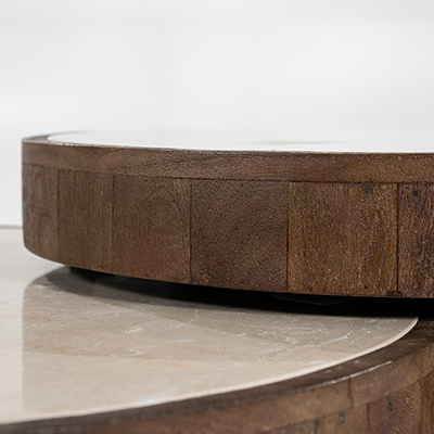Detalle de la base de madera de la mesa redonda con sobre de mármol claro