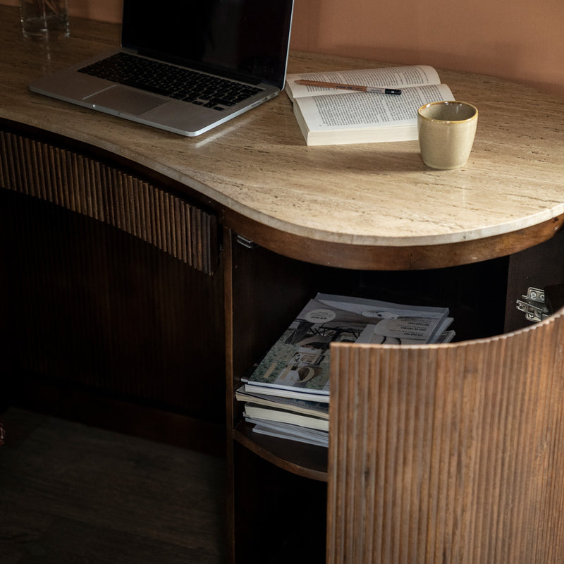 Escritorio de madera de mango con sobre de travertino y estantes laterales para libros