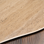 Detalle del sobre de travertino beige con vetas y textura