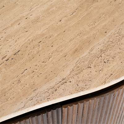 Detalle del sobre de travertino beige con vetas y textura