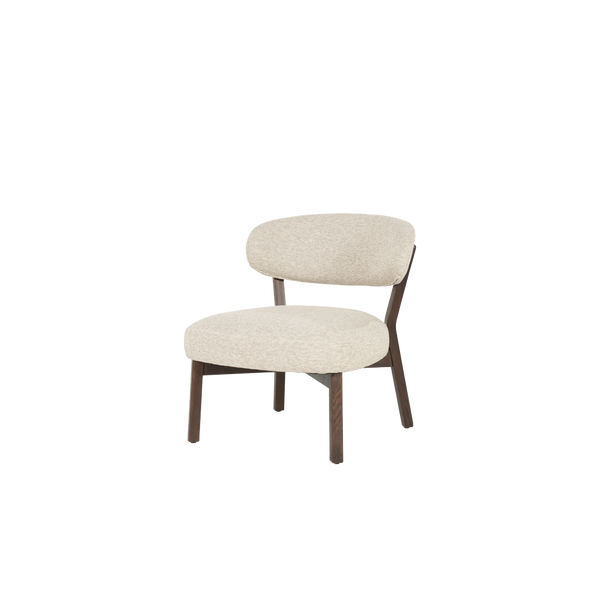 Butaca Mikky tapizada en beige, asiento y respaldo redondeados, patas de madera
