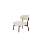 Butaca Mikky tapizada beige con asiento ancho y respaldo ovalado, patas de madera