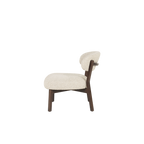 Butaca Mikky tapizada beige, vista lateral con respaldo alto y asiento acolchado, patas