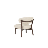 Butaca Mikky tapizada beige, respaldo arqueado y asiento acolchado, patas de madera