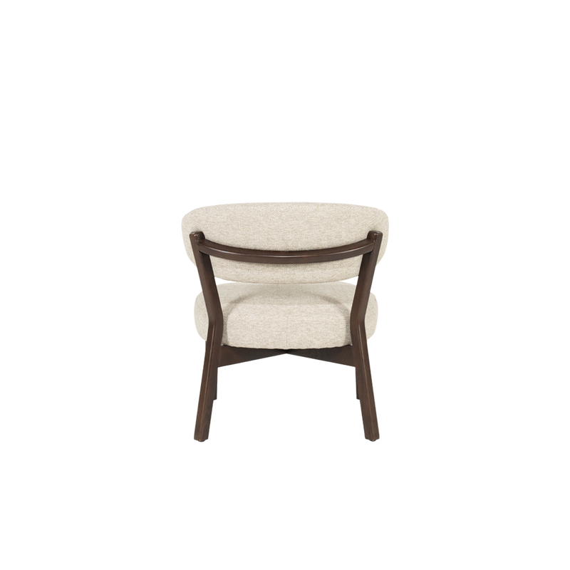 Butaca Mikky tapizada beige con respaldo semicircular y marco de madera oscura