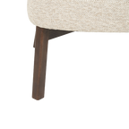 Pata de madera oscura y base de la butaca Mikky, unión con el tapizado beige
