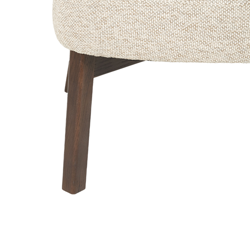 Pata de madera oscura y base de la butaca Mikky, unión con el tapizado beige