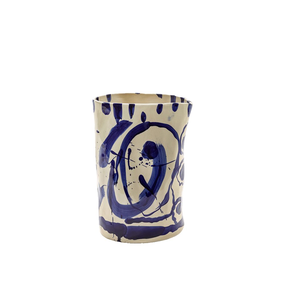 Jarrón de cerámica con estampado abstracto azul y base blanca