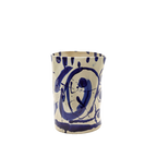 Jarrón de cerámica con estampado abstracto azul y base blanca