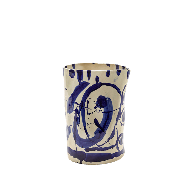 Jarrón de cerámica con estampado abstracto azul y base blanca