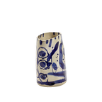 Jarrón de cerámica blanco con diseño abstracto azul, vista lateral
