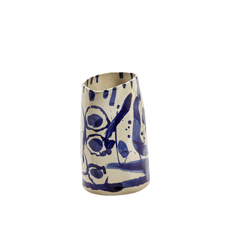 Jarrón de cerámica blanco con diseño abstracto azul, vista lateral
