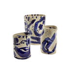 Conjunto de tres jarrones de cerámica con diseño abstracto azul sobre fondo blanco