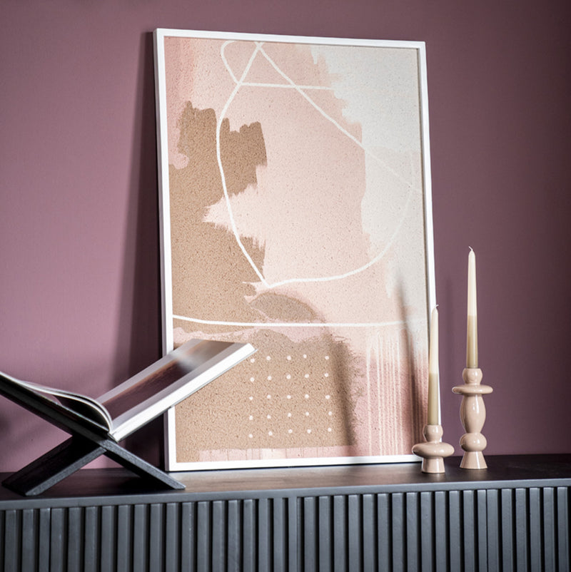 Soporte para libros de madera oscura sosteniendo un libro abierto