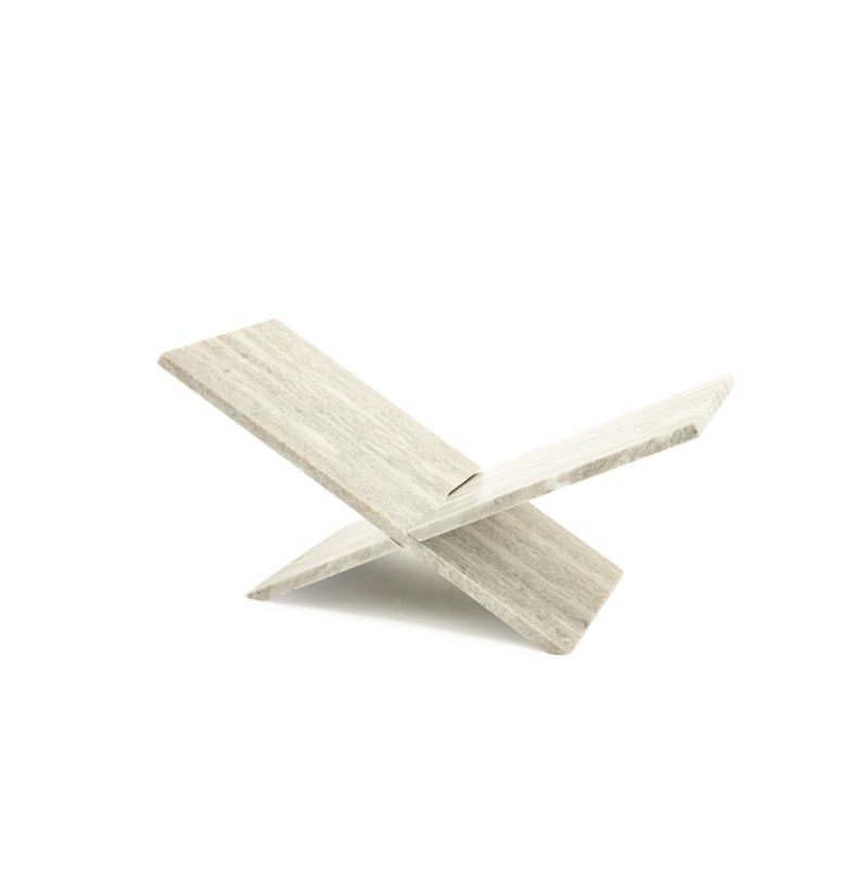 Soporte para libro de mármol crema en forma de X, superficie superior biselada