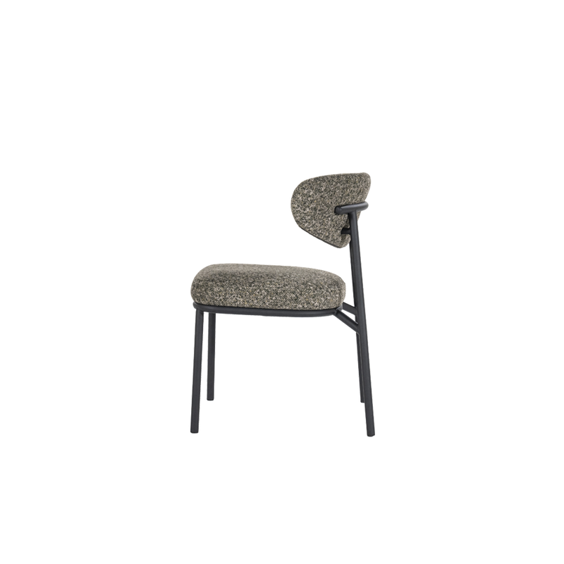 Silla Jari tapizada gris jaspeado con respaldo alto y estructura metálica negra