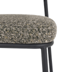 Asiento de silla Jari con borde curvo en tela gris jaspeada y pata metálica negra