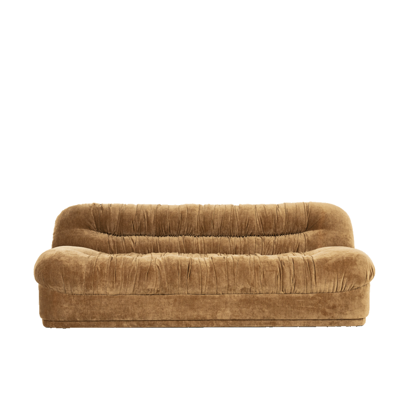 Sofá de tela mostaza con respaldo acolchado capitoné y asiento de doble módulo, vista frontal.