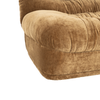 Sofá mostaza con textura de terciopelo y costuras visibles en el borde del asiento.