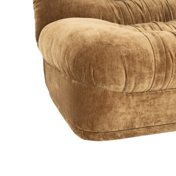 Sofá mostaza con textura de terciopelo y costuras visibles en el borde del asiento.