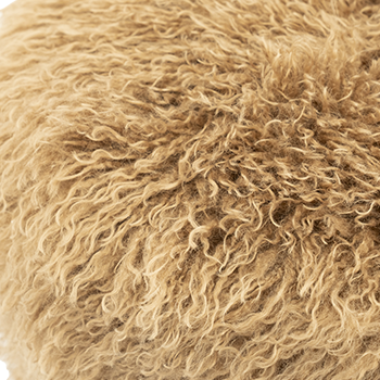 Pelaje de pelo sintético beige del taburete, textura rizada y densa