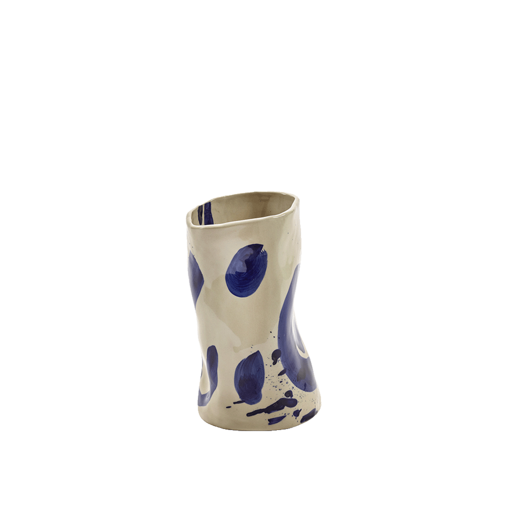 Jarrón de cerámica crema con pintura azul abstracta y forma alta
