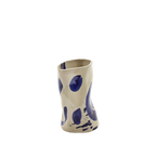 Jarrón de cerámica crema con pintura azul abstracta y forma alta