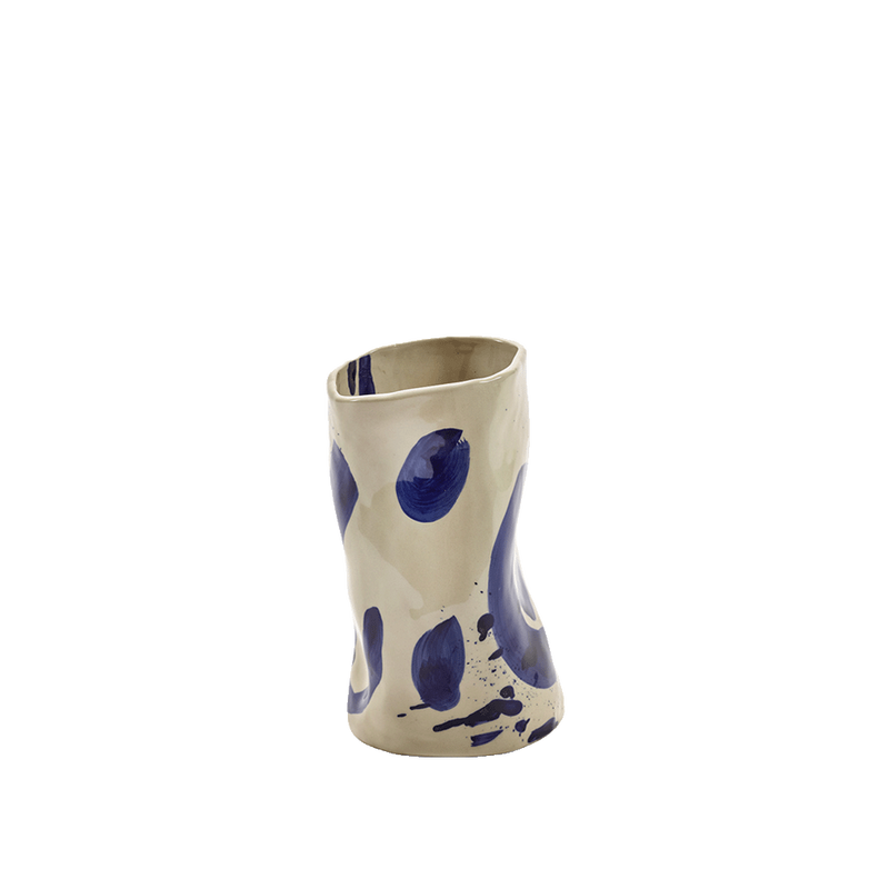 Jarrón de cerámica crema con pintura azul abstracta y forma alta