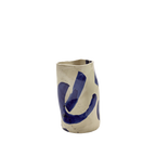 Jarrón de cerámica crema con diseño azul tipo pincel y salpicaduras