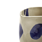 Jarrón de cerámica crema con motivo azul de pincel y borde superior