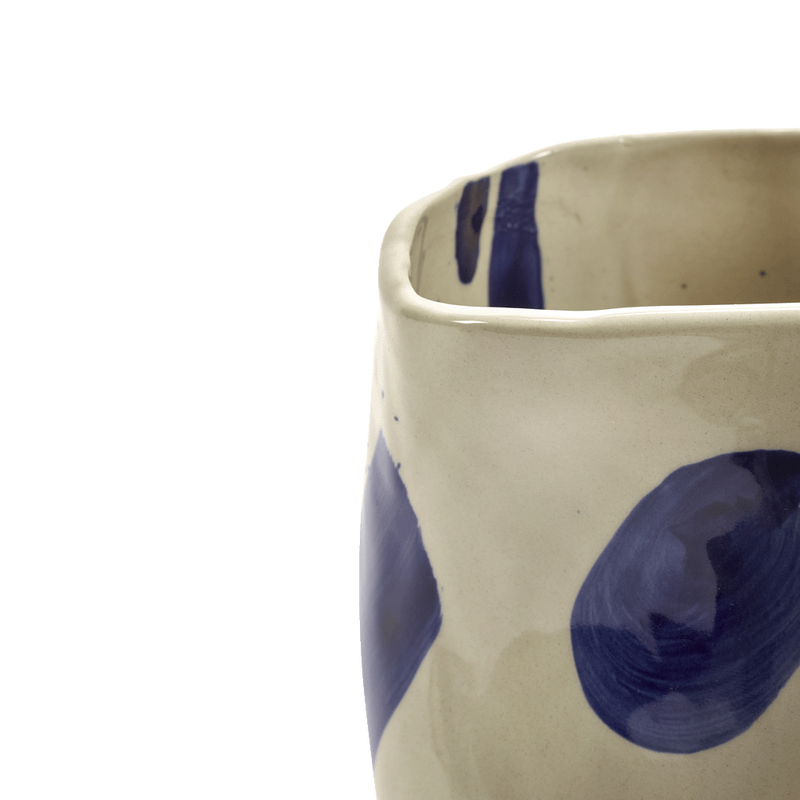 Jarrón de cerámica crema con motivo azul de pincel y borde superior
