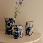 Jarrón de cerámica crema con motivos azules abstractos para arreglos florales