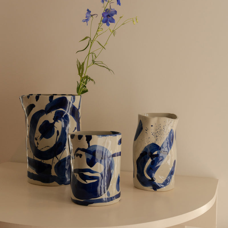Jarrón de cerámica crema con motivos azules abstractos para arreglos florales