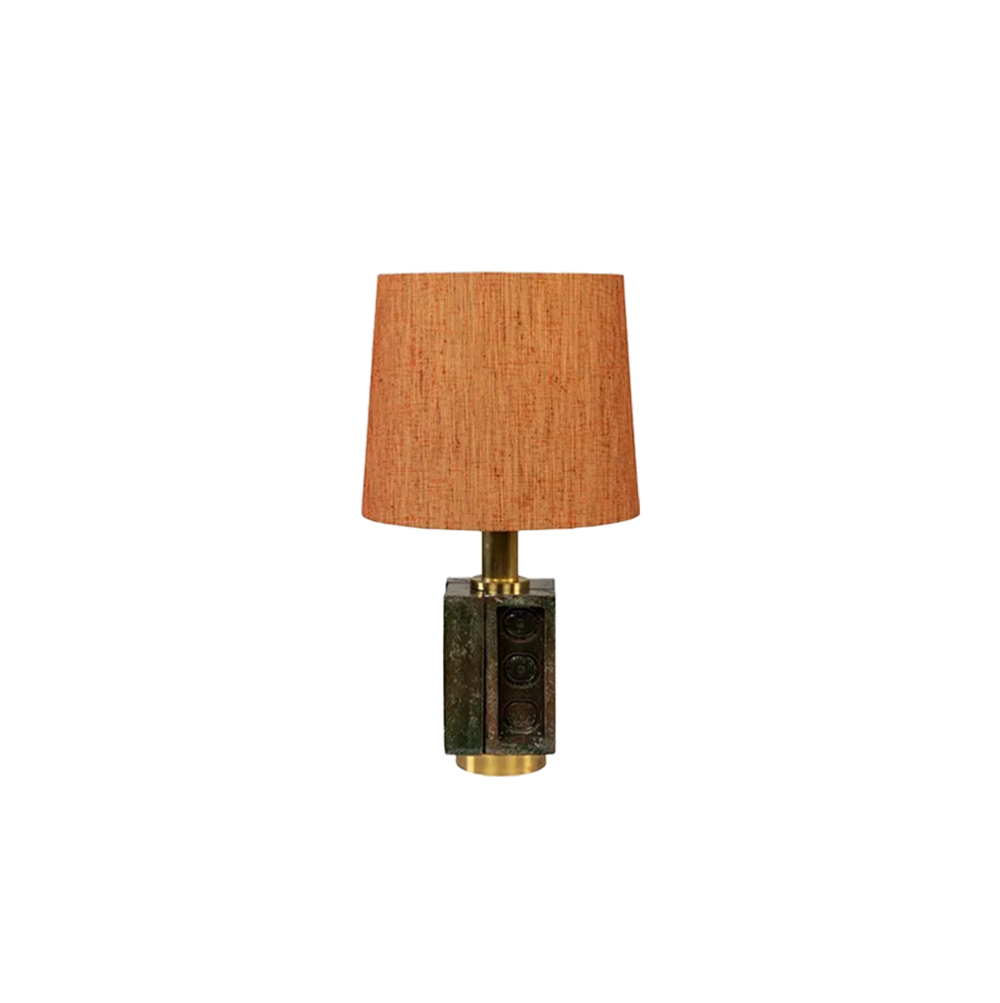 Lámpara de sobremesa Brik verde con pantalla de tela terracota y base dorada