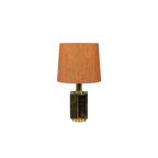 Lámpara de sobremesa Brik verde con pantalla de tela terracota y base dorada
