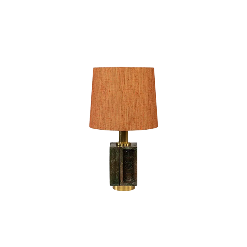 Lámpara de sobremesa Brik verde con pantalla de tela terracota y base dorada