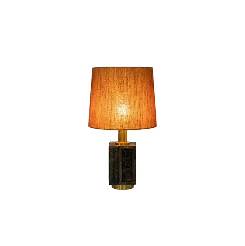 Lámpara de sobremesa Brik verde con pantalla de tela terracota y soporte dorado