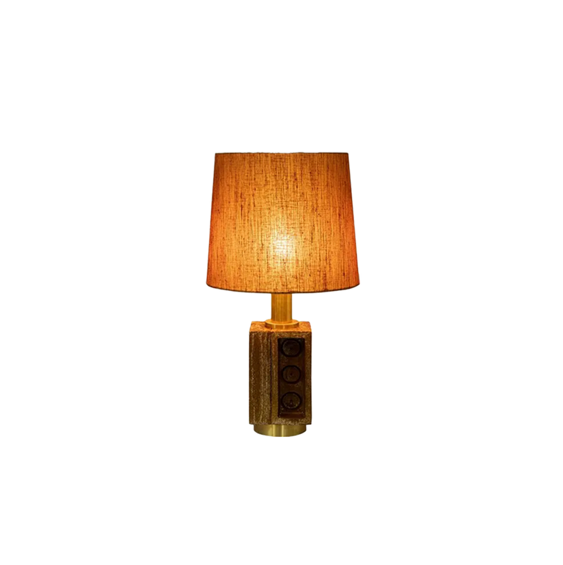 Lámpara de sobremesa Brik ocre con pantalla de tela, vista lateral