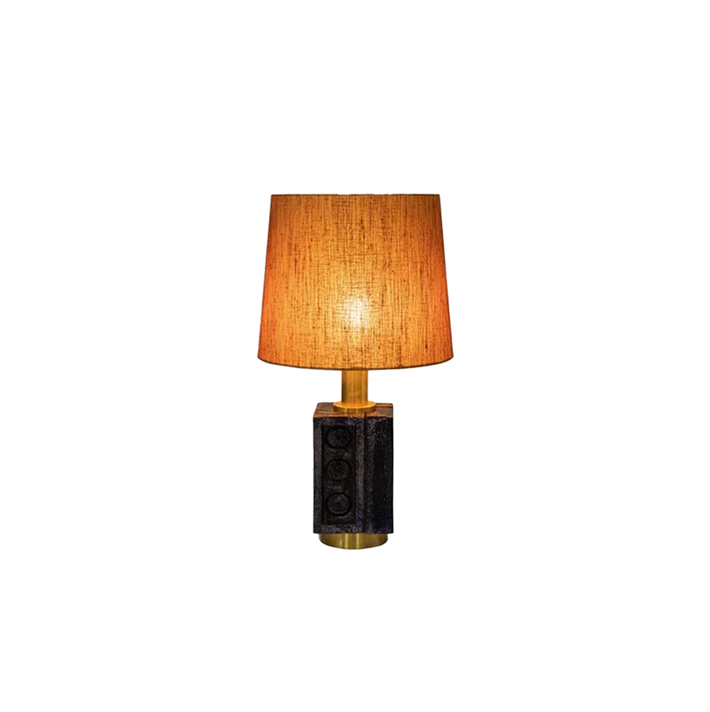 Lámpara de sobremesa Brik con pantalla marrón y base azul oscura, vista frontal