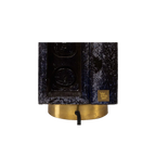 Base de lámpara Brik en azul oscuro con detalles circulares y aro dorado inferior