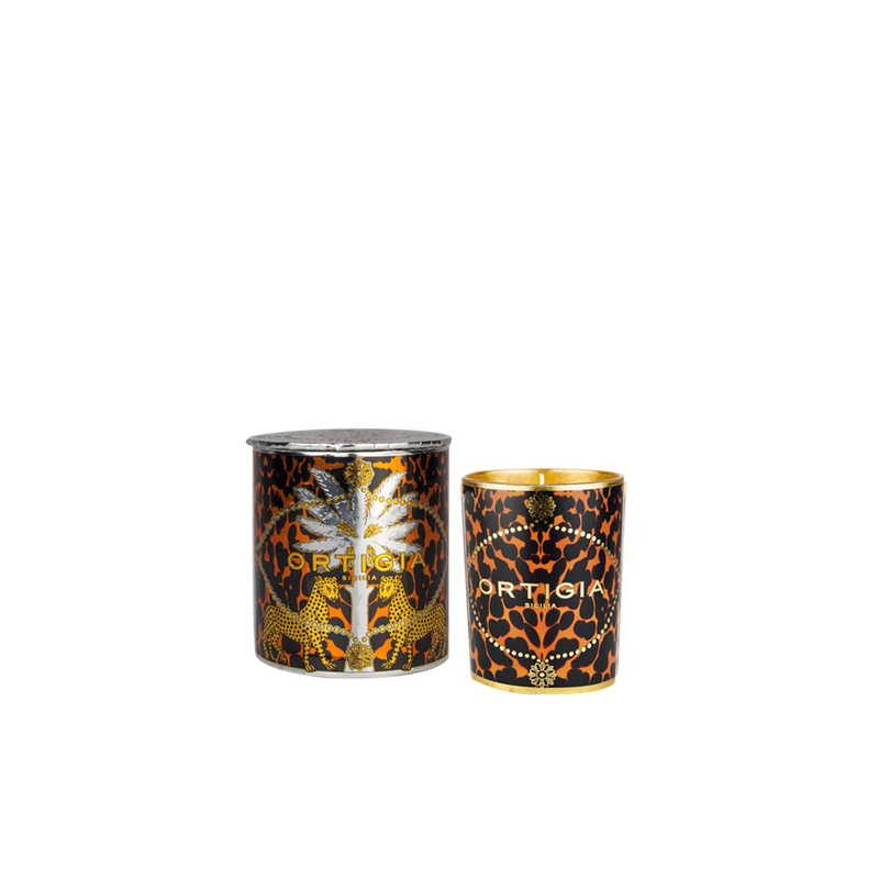 Vela en envase cilíndrico negro con estampado ámbar y dorado, tapa ORTIGIA.
