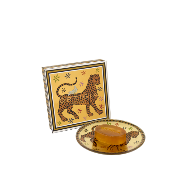 Plato de cristal con jabón sobre base decorada y caja con estampado de leopardo