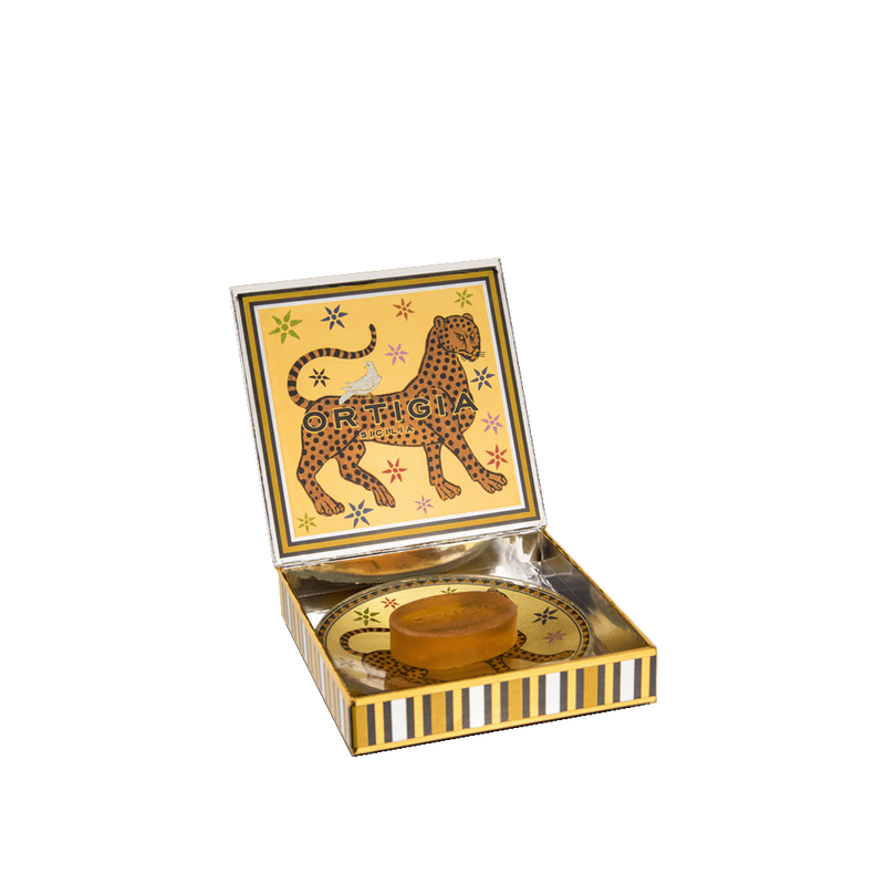 Plato de cristal con jabón en bandeja decorada; caja abierta con leopardo