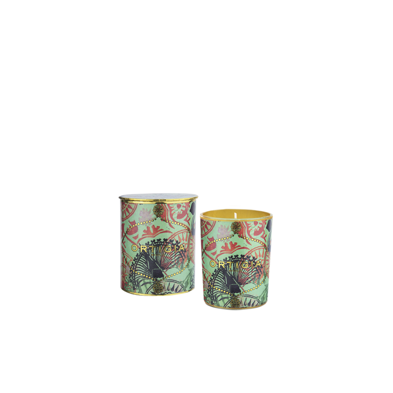 Par de velas aromáticas en latas con diseño tropical rosa y verde, tapa dorada