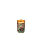 Vela aromática en lata con llama visible y diseño tropical verde y rosa