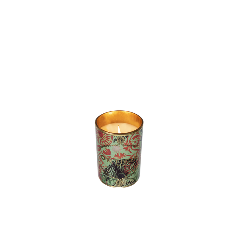 Vela aromática en lata con llama visible y diseño tropical verde y rosa